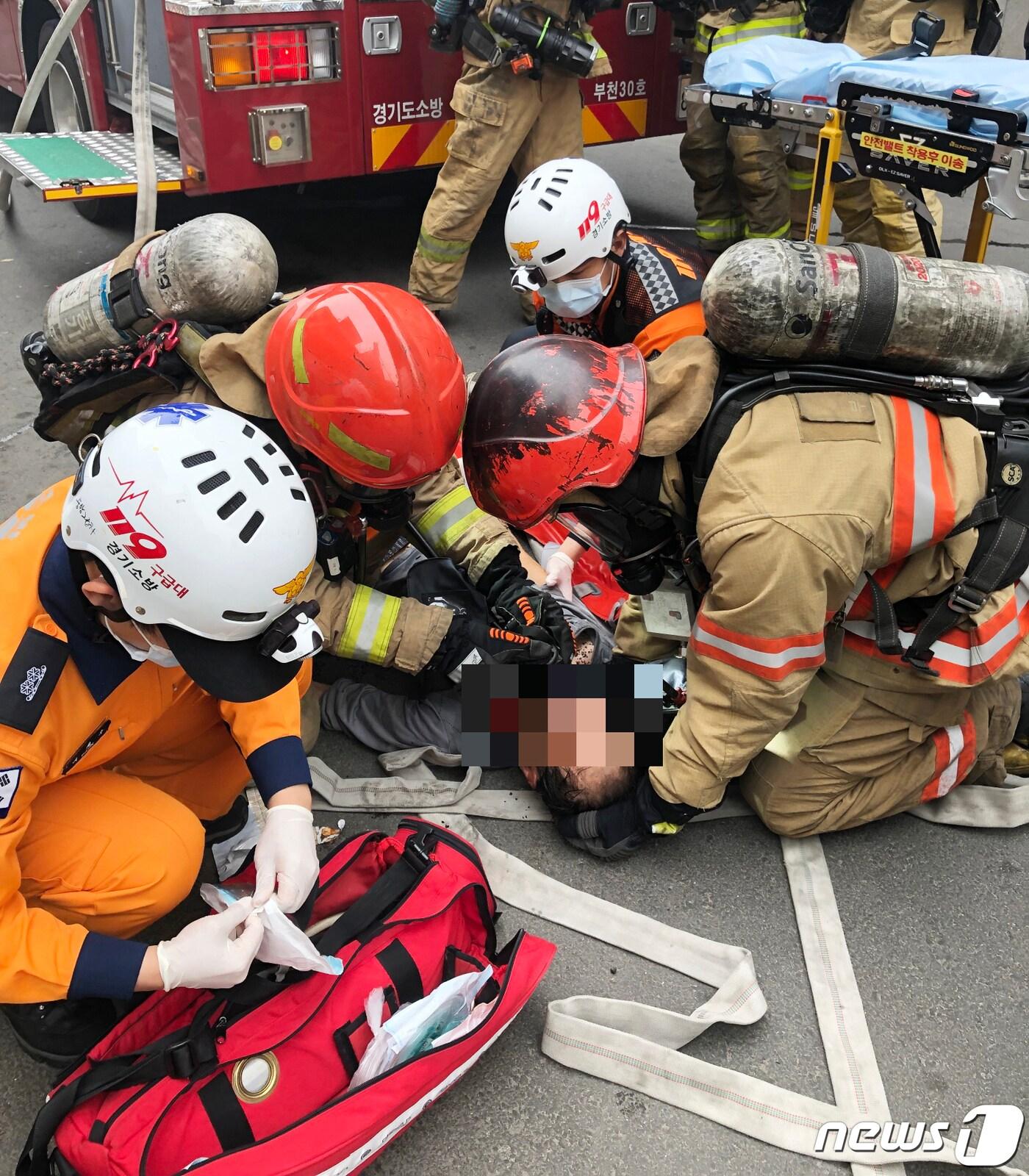 본문 이미지 - 23일 오후 3시 44분쯤 부천시 도당동의 한 다가구주택에서 화재가 발생했다. 소방대원들이 구조활동을 벌이고 있다. (부천소방서제공)2019.4.23/뉴스1 ⓒ News1 