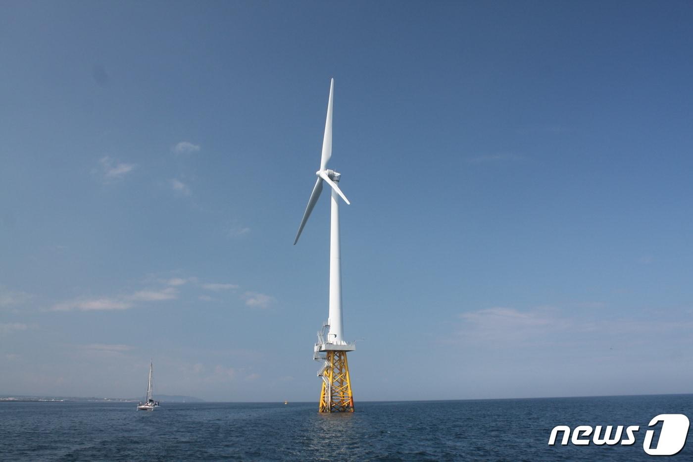 제주에 설치한 해상풍력발전기.&#40;에너지연구원 제공&#41;/뉴스1