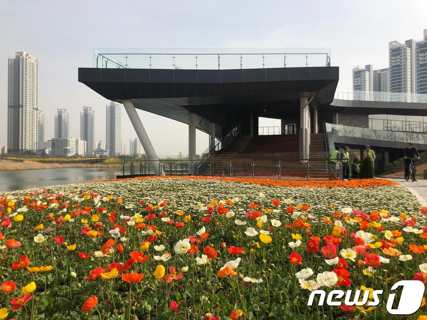 본문 이미지 - 인천 청라호수공원 레이크하우스 전망데크.(인천경제청 제공)ⓒ 뉴스1