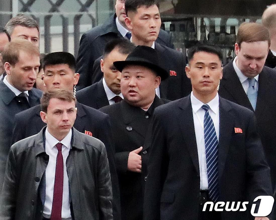 본문 이미지 - 김정은 북한 국무위원장이 24일(현지시각) 오후 북·러 정상회담을 위해 러시아 블라디보스토크역에 도착한 후 행사장으로 향하고 있다.2019.4.24/뉴스1 ⓒ News1 이재명 기자
