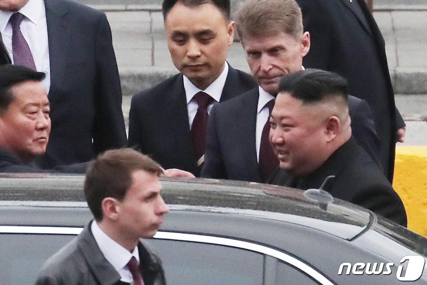 본문 이미지 - 김정은 북한 국무위원장이 24일(현지시각) 오후 북·러 정상회담을 위해 러시아 블라디보스토크역에 도착한 후 차량에 탑승하고 있다.2019.4.24/뉴스1 ⓒ News1 이재명 기자