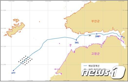 본문 이미지 - 전북 부안군과 고창군의 해상경계 분쟁 사건에 대한 헌법재판소의 결정문과 해상경계 획정 도면이 송달됨에 따라 양 지자체간의 해상경계가 확정됐다. 헌재 해상경계 결정 도면. 왼쪽 점으로 표시된 곳이 해상풍력단지.ⓒ 뉴스1