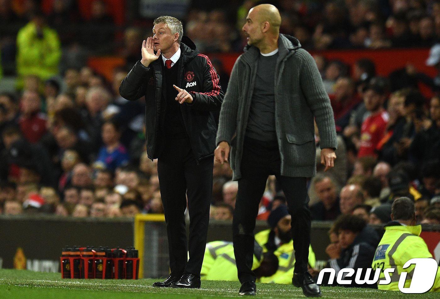 25일(한국시간) 맨체스터 더비에 나선 솔샤르 감독과 과르디올라 감독. ⓒ AFP=뉴스1