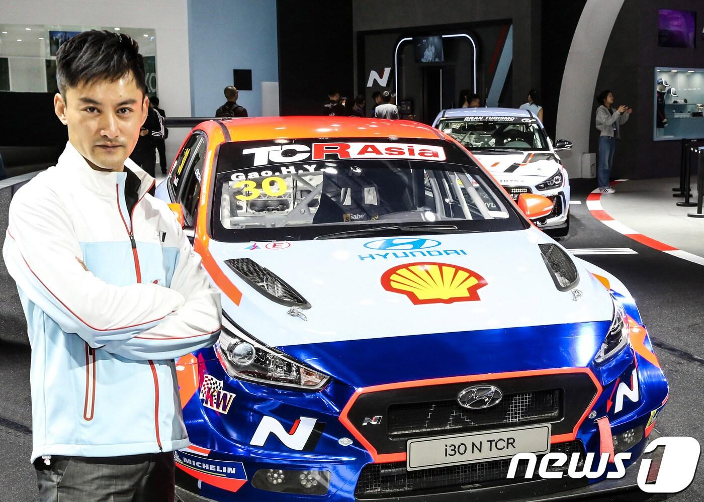 중국 유명 배우이자 프로 드라이버인 '고 화양'(Gao Huayang∙유라시아 모터스포츠) 선수가 'TCR 아시아 시리즈' 중국경기를 앞두고 2019 상하이 국제모터쇼 현대자동차 전시장에 있는 고성능 경주차 'i30 N TCR' 앞에서 포즈를 취하고 있는 모습 ⓒ 뉴스1