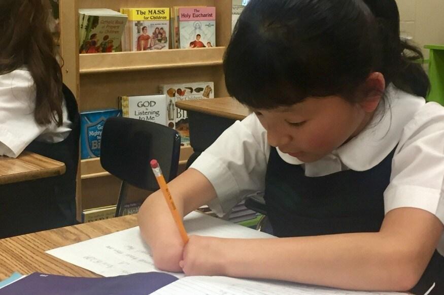 본문 이미지 - 글씨를 쓰고 있는 모습 - 하인즐리 트위터 갈무리