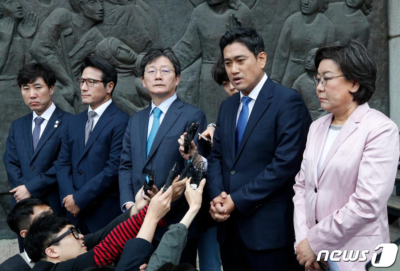 본문 이미지 - 오신환 바른미래당 의원이 25일 서울 여의도 성모병원 앞에서 문희상 의장의 사개특위 사보임 허가에 대한 입장을 밝히고 있다. 왼쪽부터 하태경, 정병국, 유승민, 오신환, 이혜훈 의원. 2019.4.25/뉴스1 ⓒ News1 안은나 기자
