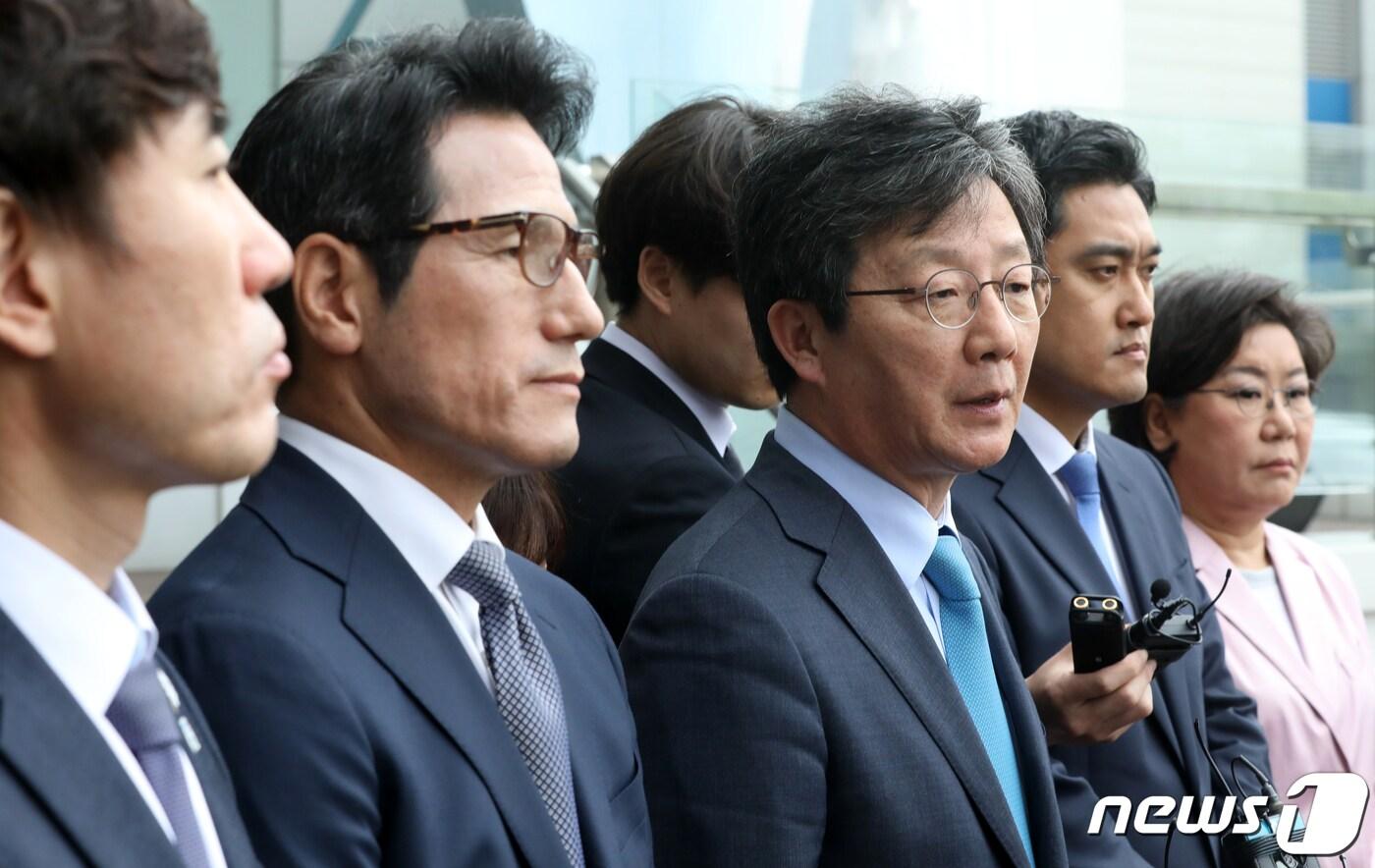 본문 이미지 - 유승민 바른미래당 의원이 25일 서울 여의도 성모병원 앞에서 문희상 국회의장의 오신환 의원 사개특위 사보임 허가에 대한 입장을 밝히고 있다. 왼쪽부터 하태경, 정병국, 유승민, 오신환, 이혜훈 의원. 2019.4.25/뉴스1 ⓒ News1 안은나 기자