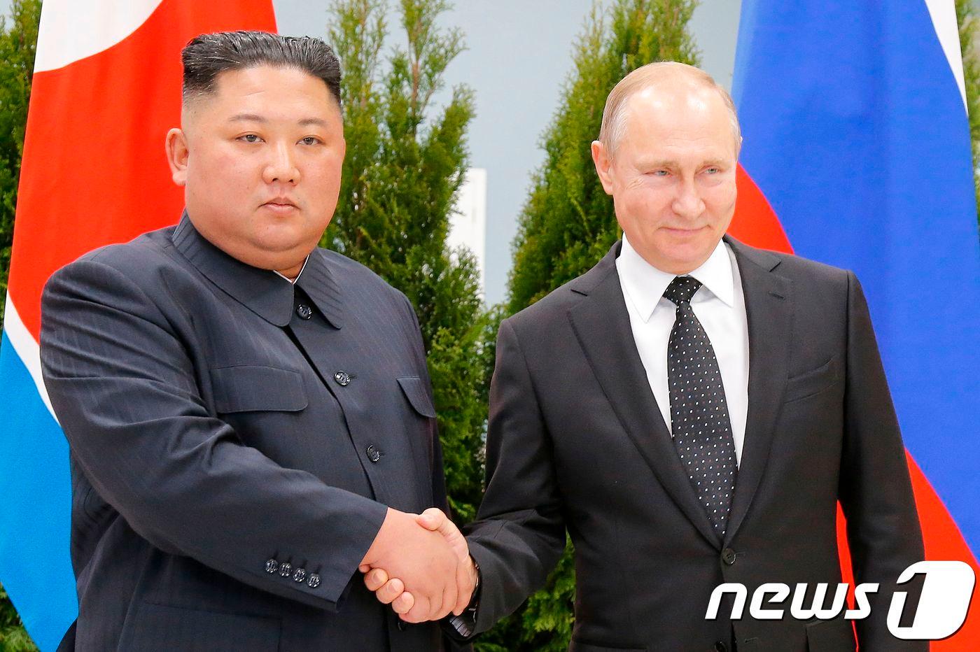 본문 이미지 - 김정은 북한 국무위원장과 블라디미르 푸틴 러시아 대통령이 2019년 4월 25일 (현지시간) 블라디보스토크 루시크섬 극동연방대학에서 정상회담에 앞서 악수를 하고 있다. ⓒ AFP=뉴스1 ⓒ News1 우동명 기자