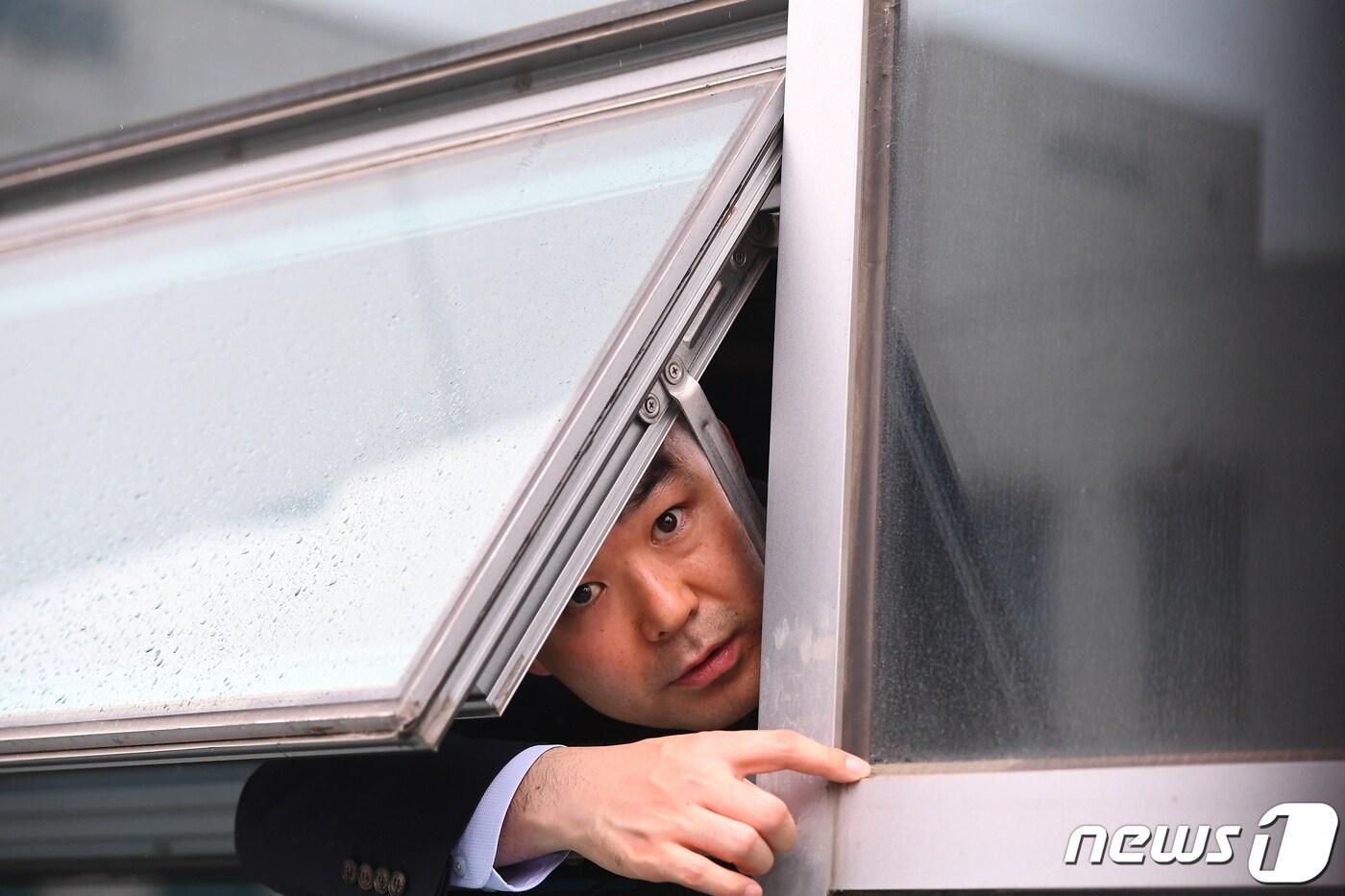 본문 이미지 - 지난 4월25일 자유한국당 의원들이 다음 간사인 채이배 의원실을 점거하자 채 의원이 창문을 통해 기자들에게 사개특위 출석의사를 밝히고 있다. 2019.04.25 ⓒ News1 이종덕 기자
