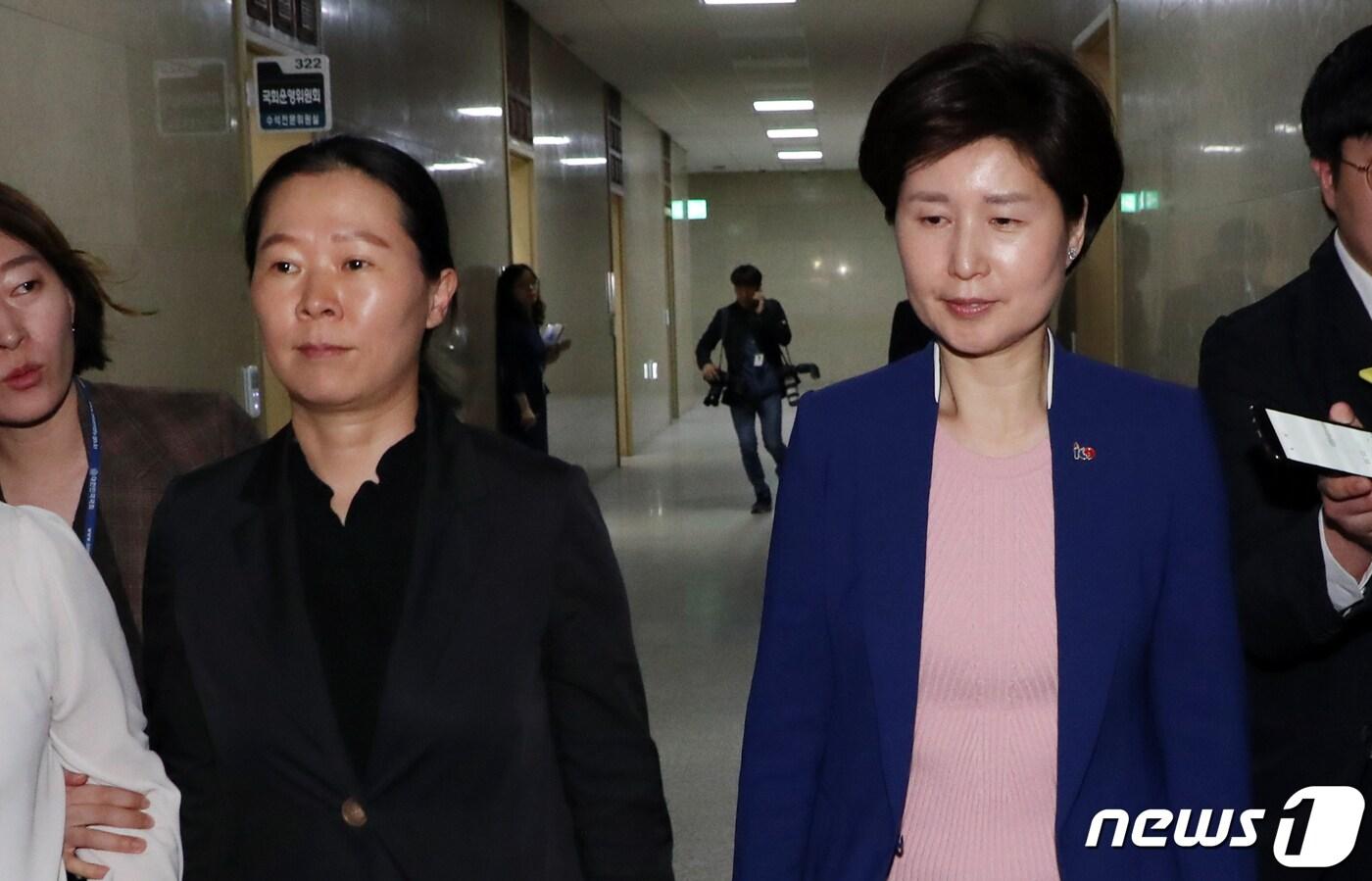 본문 이미지 - 국회 사법개혁특별위원회 백혜련 더불어민주당 간사와 권은희 바른미래당 위원이 25일 서울 여의도 국회에서 홍영표 더불어민주당 원내대표와 김관영 바른미래당 원내대표가 면담중인 운영위원장실로 들어가고 있다. 2019.4.25/뉴스1 ⓒ News1 김명섭 기자