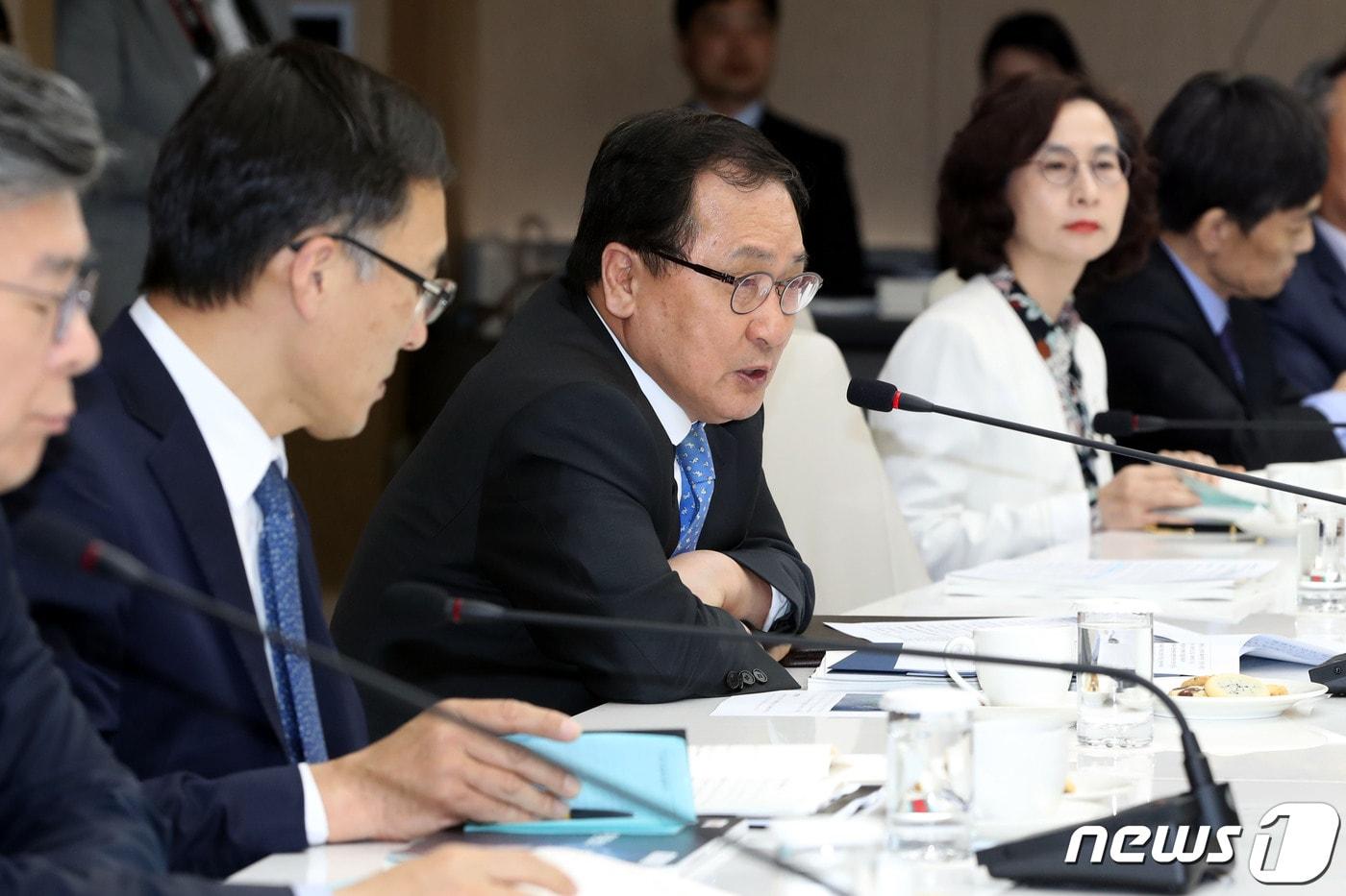 본문 이미지 - 유영민 과학기술정보통신부장관이 25일 오후 서울 중구 대한상공회의소에서 열린 제4회 과학기술관계장관회의에 참석해 모두발언을 하고 있다.2019.4.25/뉴스1 ⓒ News1 이광호 기자