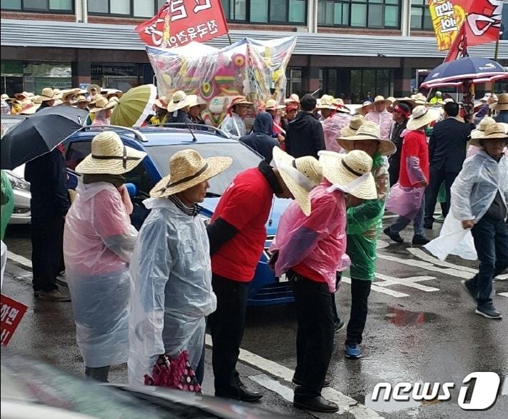 본문 이미지 - 전국 식육견협회 회원 1000여명이 25일 오후 경기도청사애서 개 도축행위에 대한 단속중단을 요구하며 시위를 벌이고 있다. ⓒ News1 진현권 기자