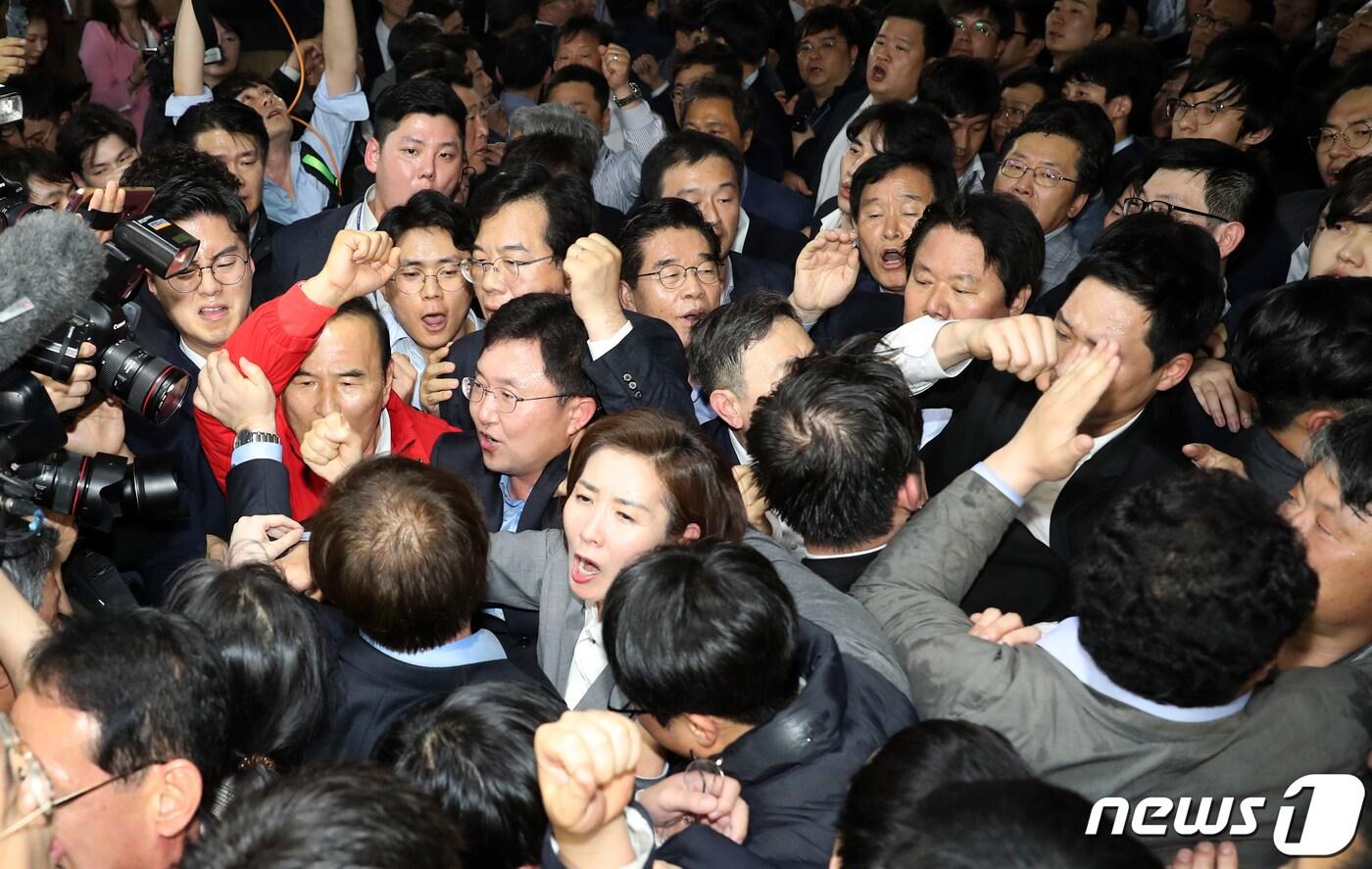 나경원 자유한국당 원내대표, 정양석 원내수석부대표를 비롯한 의원들과 보좌관들이 서울 여의도 국회 의안과 앞에서 여당의 공수처법 등 패스트트랙 지정 법안 제출을 저지하기위해 몸으로 막아서고 있다. 국회의장의 경호권 발동으로 국회 방호원들이 의원들을 끌어내려고 시도하고 있다. 2019.4.25/뉴스1 ⓒ News1 이종덕 기자