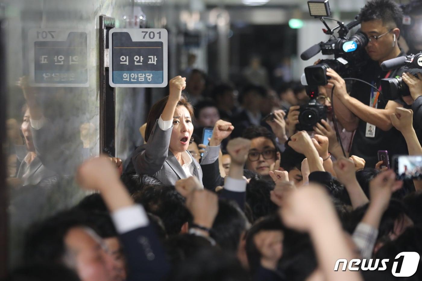 나경원 자유한국당 원내대표 등 자유한국당 의원들이 서울 여의도 국회 의안과 앞에서 여당의 공수처법 등 패스트트랙 지정 법안 제출을 저지하기 위해 입구를 막고 구호를 외치고 있다. 2019.4.25/뉴스1 ⓒ News1 임세영 기자