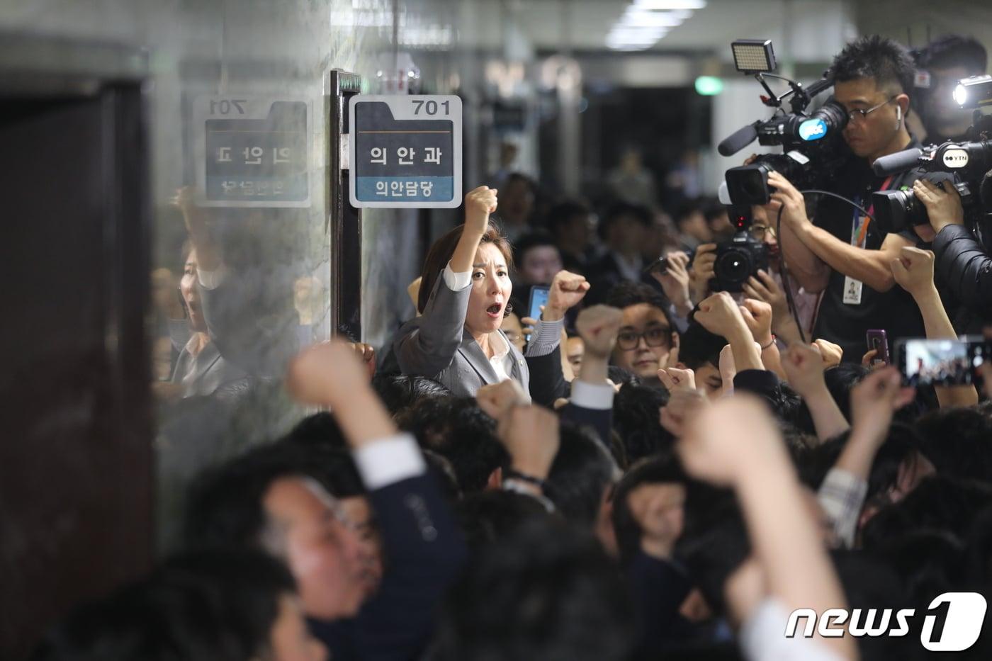 나경원 자유한국당&#40;현 국민의힘&#41; 원내대표 등이 지난 2019년 4월 25일 오후 서울 여의도 국회 의안과 앞에서 여당의 공수처법 등 패스트트랙 지정 법안 제출을 저지하기 위해 입구를 막고 구호를 외치고 있다. 2019.4.25/뉴스1 ⓒ News1 임세영 기자