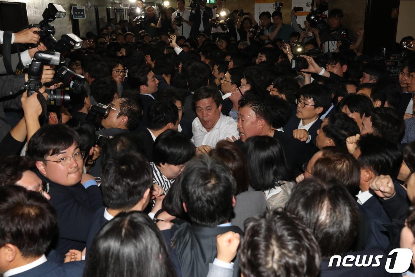 자유한국당 의원들이 25일 오후 서울 여의도 국회 의안과 앞에서 방호과 직원들과 몸싸움을 벌이고 있다. 2019.4.25/뉴스1 ⓒ News1 임세영 기자