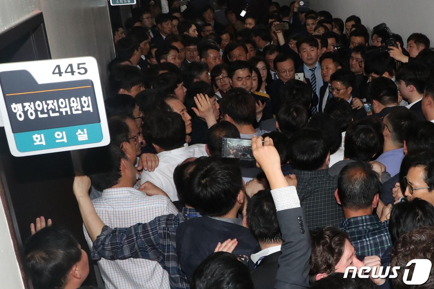 나경원 자유한국당 원내대표 등 자유한국당 의원들이 25일 오후 서울 여의도 국회 의안과 앞에서 여당의 공수처법 등 패스트트랙 지정 법안 제출을 저지하기 위해 입구를 막고 있다. 2019.4.25/뉴스1 ⓒ News1 김명섭 기자