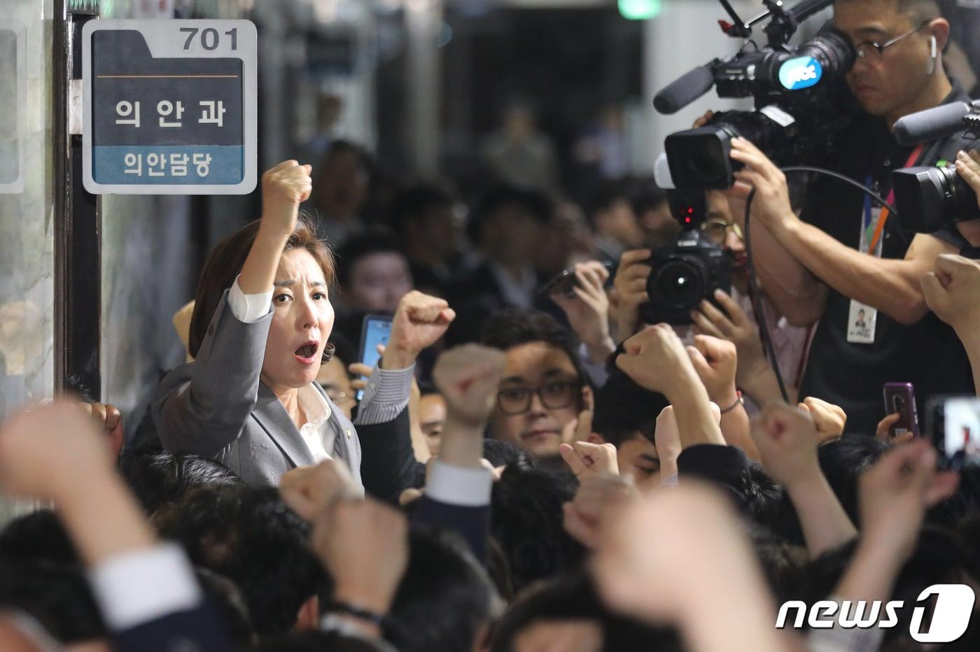 나경원 당시 자유한국당&#40;현 국민의힘&#41; 원내대표와 의원, 보좌관들이 2019년 4월 25일 오후 서울 여의도 국회 의안과 앞에서 여당의 공수처법 등 패스트트랙 지정 법안 제출을 저지하기위해 몸으로 막아서고 있다. 2019.4.25/뉴스1 ⓒ News1 임세영 기자