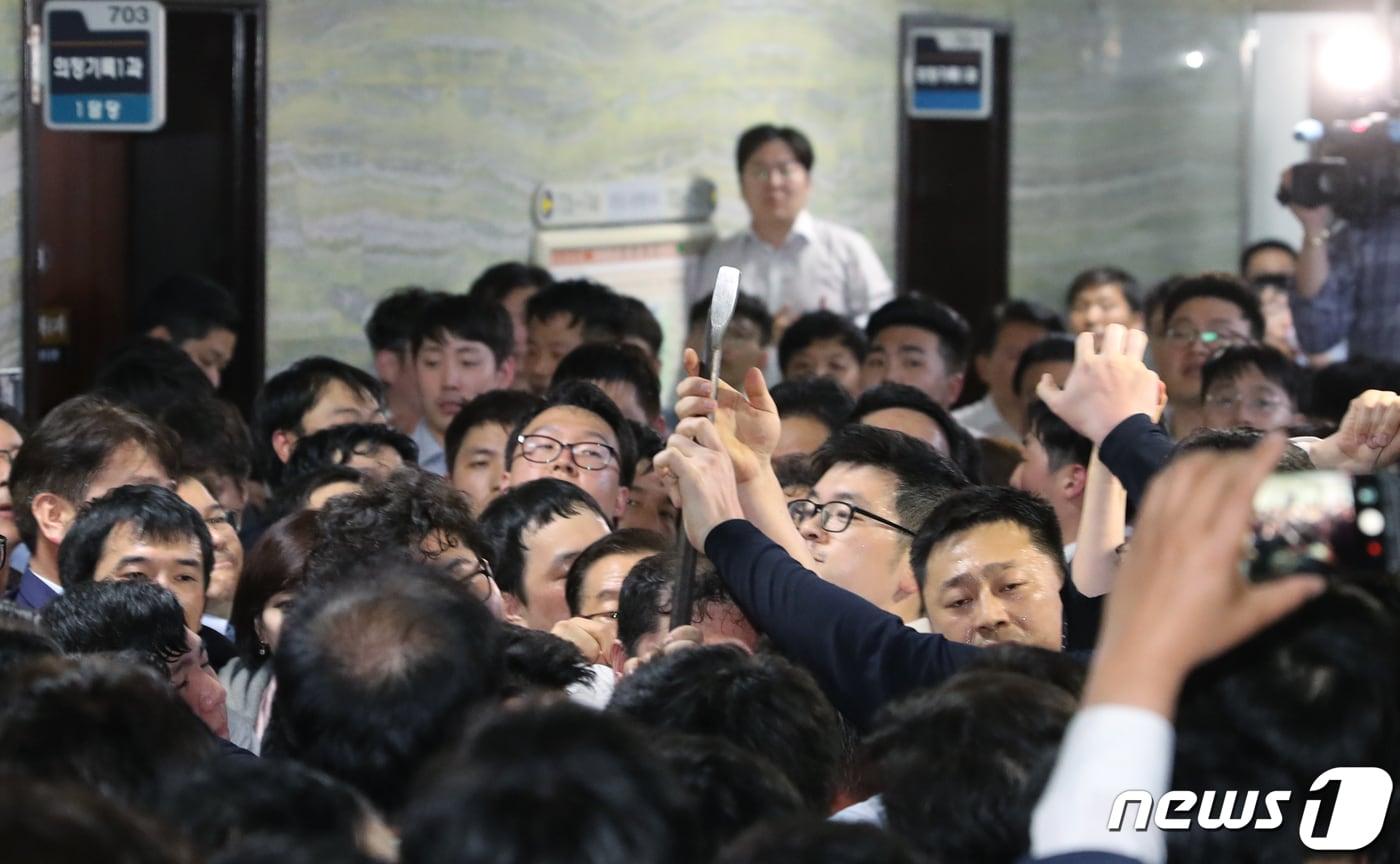 2019년 4월 26일 새벽 국회 의안과 앞에서 더불어민주당 당직자들이 패스트트랙 지정안건 법안제출을 위해 의안과 진입을 시도하다 자유한국당(현 국민의힘) 당직자들과 쇠지렛대 빼앗기위해 힘겨루기를 하고 있다. 2019.4.26/뉴스1 ⓒ News1 이종덕 기자