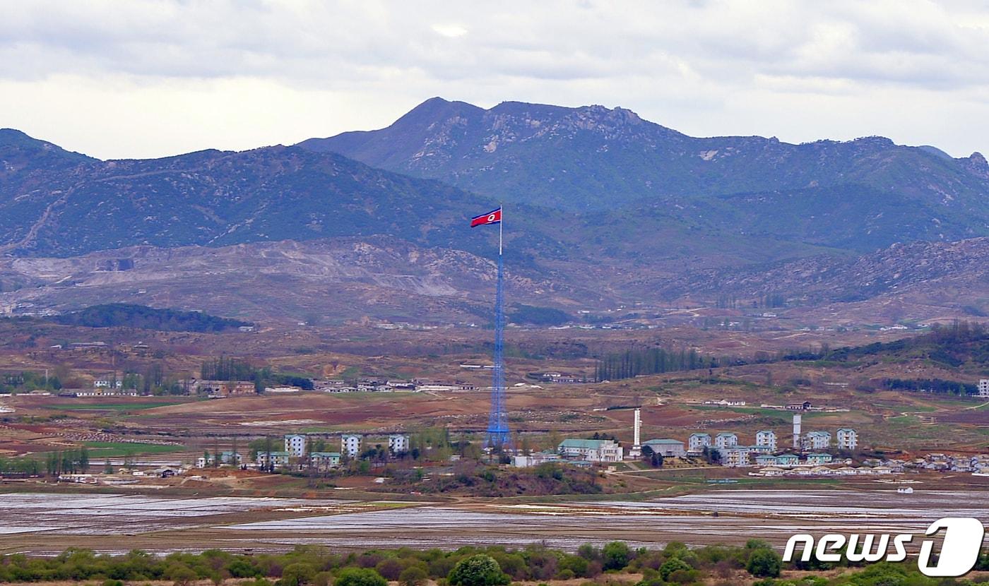 본문 이미지 - 도라산전망대에서 바라본 북한 기정동 마을에 인공기가 휘날리고 있다.2019.4.26/뉴스1 ⓒ News1 한산 기자
