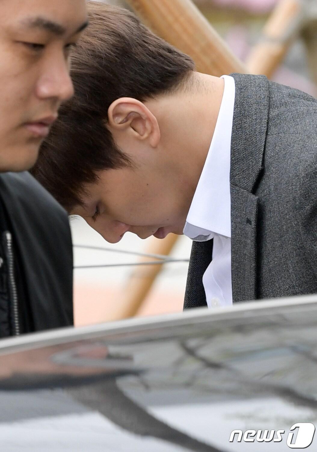 본문 이미지 - 필로폰 투약 혐의를 받고 있는 가수 겸 배우 박유천 씨(32)가 지난 4월26일 오후 경기도 수원시 영통구 수원지방법원에서 영장실질심사를 받기 위해 출석하고 있다. 2019.4.26/뉴스1 ⓒ News1 조태형 기자