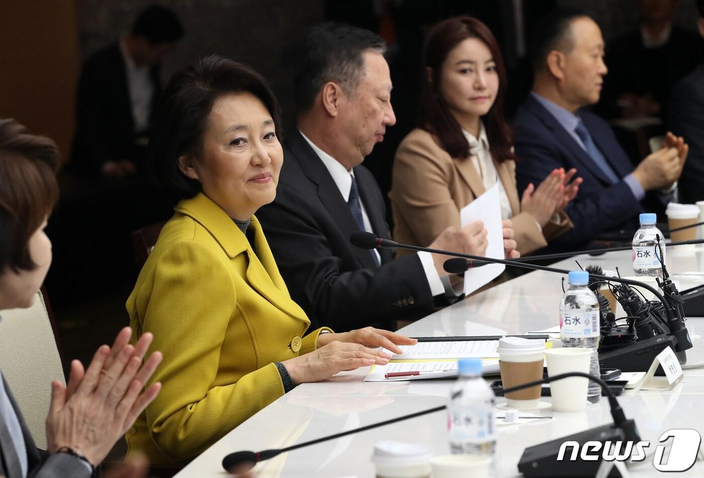 본문 이미지 - 박영선 중소기업벤처부 장관이 26일 서울 중구 대한상공회의소에서 열린 간담회에서 인사말을 하고 있다. 이날 회동은 박 장관의 취임 후 경제계 대표 단체인 대한상의와의 상견례 자리로, 중기벤처 정책 방향 소개 및 업계 현안을 논의하기 위해 마련됐다. 2019.4.26/뉴스1 ⓒ News1 오대일 기자