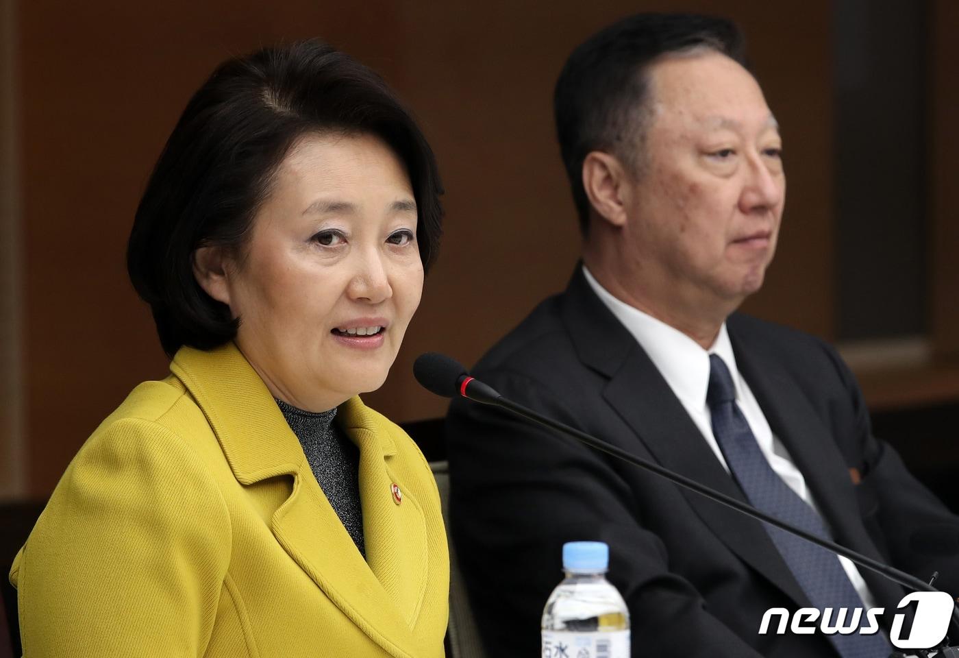 본문 이미지 - 박영선 중소기업벤처부 장관이 26일 서울 중구 대한상공회의소에서 열린 간담회에서 인사말을 하고 있다. 이날 회동은 박 장관의 취임 후 경제계 대표 단체인 대한상의와의 상견례 자리로, 중기벤처 정책 방향 소개 및 업계 현안을 논의하기 위해 마련됐다. 2019.4.26/뉴스1 ⓒ News1 오대일 기자