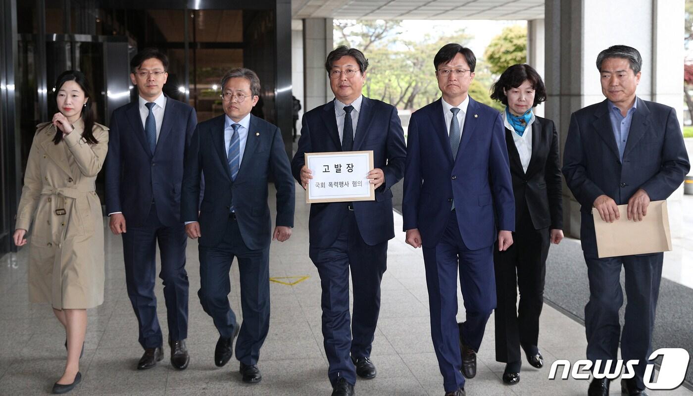 본문 이미지 - 더불어민주당은 나경원 원내대표를 비롯한 자유한국당 의원 18명과 보좌진 2명이 정개특위와 사개특위 회의를 방해할 목적으로 육탄 저지했다며 이들을 국회법 위반 등의 혐의로 고발했다. 2019.4.26/뉴스1 ⓒ News1 신웅수 기자