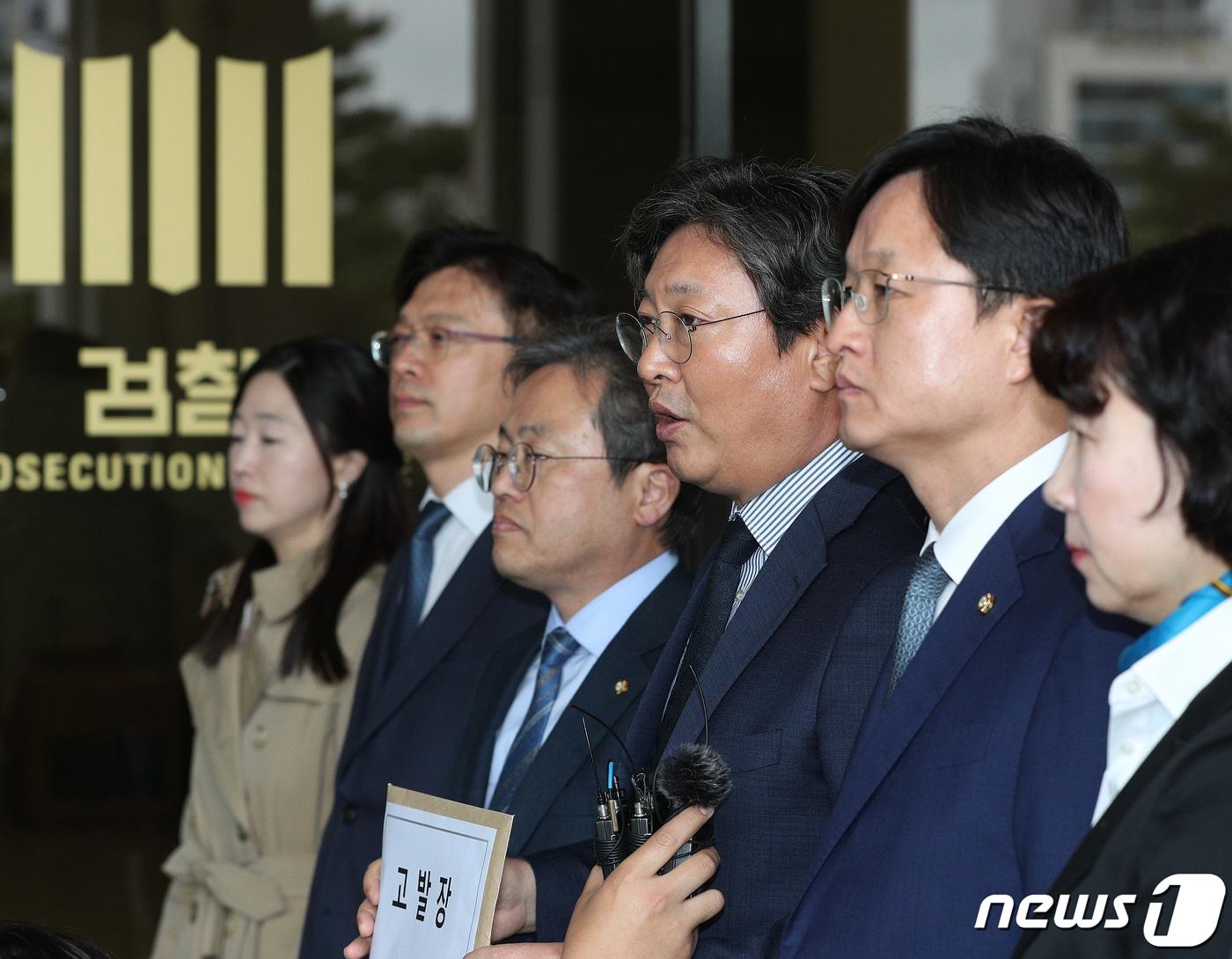 본문 이미지 - 송기헌(왼쪽 세 번째부터)·이춘석·강병원 더불어민주당 의원이 지난 26일 오후 서울 서초동 서울중앙지검에서 자유한국당 국회법 위반 관련 고발장 제출 기자회견을 하고 있다. News1 신웅수 기자