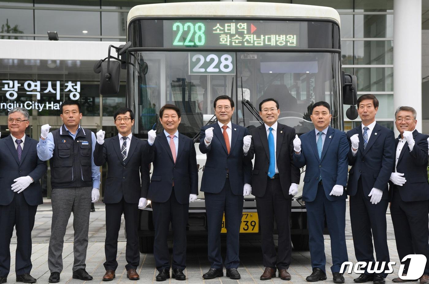 본문 이미지 - 이용섭 광주시장과 권영진 대구시장 등이 26일 광주시청 행정동 앞 광장에서 열린 광주·대구 달빛동맹 강화를 위한 '228버스 명명식'에 참석해 가림막 제거 세리머니 후 기념촬영을 하고 있다.(광주시 제공) ⓒ News1