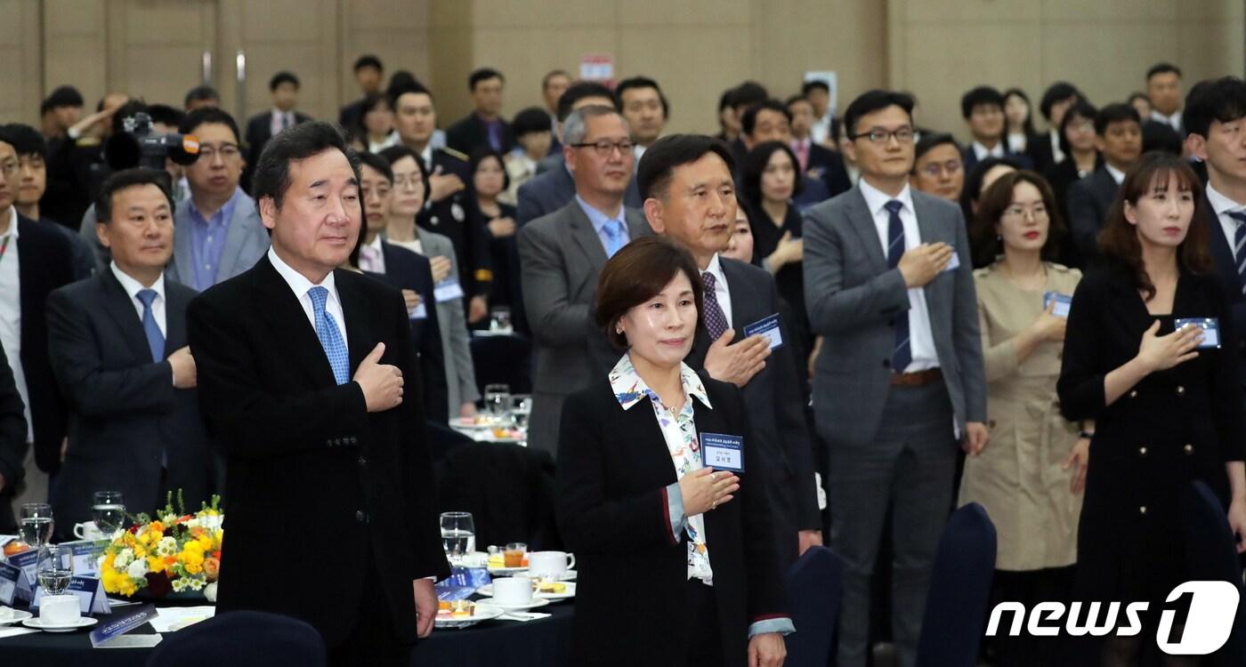 본문 이미지 - 이낙연 국무총리가 26일 세종시 어진동 정부세종컨벤션센터에서 열린 제5회 대한민국 공무원상 시상식에서 참석자들과 국민의례를 하고 있다. 2019.4.26/뉴스1 ⓒ News1 장수영 기자
