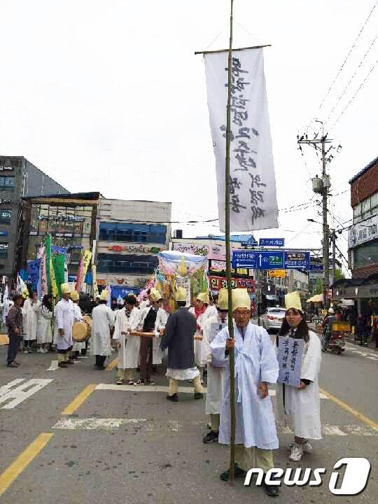 본문 이미지 - 26일 충북 보은군에서 한국 최초의 민중혁명으로 평가받는 동학혁명 126돌을 맞이해 당시 보은민회의 의의와 동학군들의 넋을 기리는 행사가 열렸다. 동학혁명북접사업회는 이날 보은읍 일원에서 꽃상여와 만장 등을 앞세워 거리 행진을 펼치고, 보은문화원에서 ‘1893년 보은 민회, 2019년 오늘의 의미는?’이라는 주제로 학술토론회를 개최했다.(동학혁명북접사업회 제공).2019.04.26. ⓒ News1 