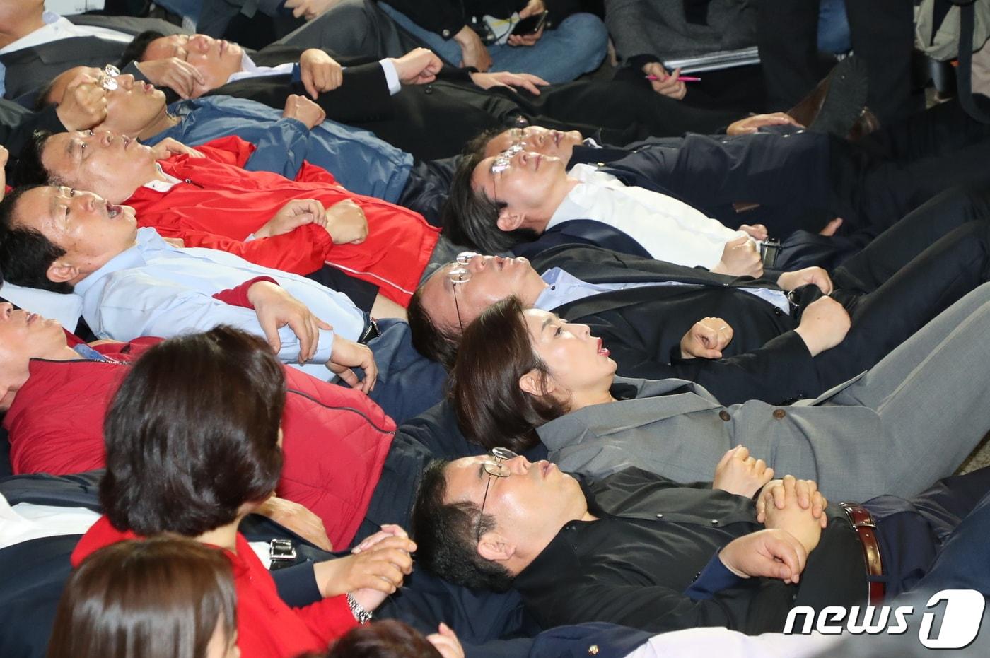 본문 이미지 - 나경원 원내대표를 비롯한 자유한국당 의원 및 당직자들이 지난해 4월26일 사법개혁특위가 열리는 국회 회의실 앞을 점거하며 참석자들의 진입을 막는 모습.. /뉴스1 DB ⓒ News1 김명섭 기자