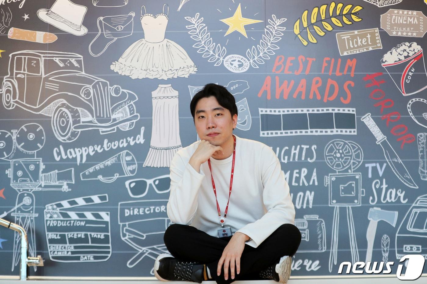 '언더그라운드 래퍼'에서 평범한 직장인으로 변신한 래퍼 '디필링' 석승명 씨가 롯데시네마 본사에서 뉴스1과의 인터뷰에 앞서 포즈를 취하고 있다. 석 씨는 롯데시네마에서 배급 담당을 맡고 있다. 2019.4.27/뉴스1 ⓒ News1 구윤성 기자