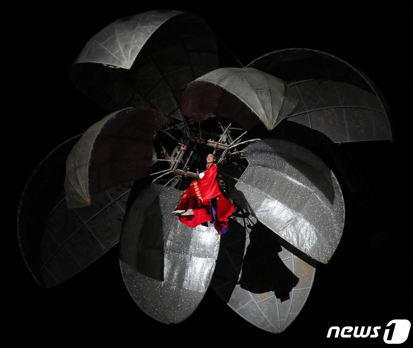 본문 이미지 - 27일 강원 영월군 장릉에서 열린 제53회 단종문화에서 정순왕후를 대역한 행위예술가가 퍼포먼스를 펼치고 있다.(뉴스1/DB) ⓒ News1