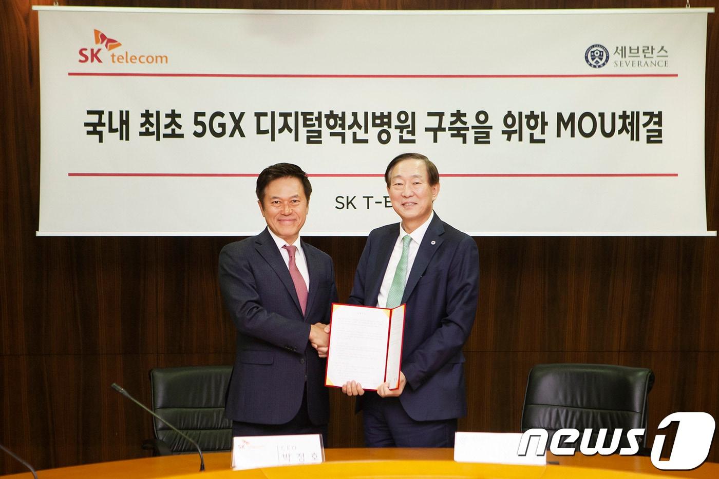 본문 이미지 - 박정호 SK텔레콤 대표(왼쪽)와 윤도흠 연세대학교 의료원 원장이 지난 26일 '5G 디지털혁신병원' 구축 협약을 체결하고 있다. (SK텔레콤 제공) ⓒ 뉴스1
