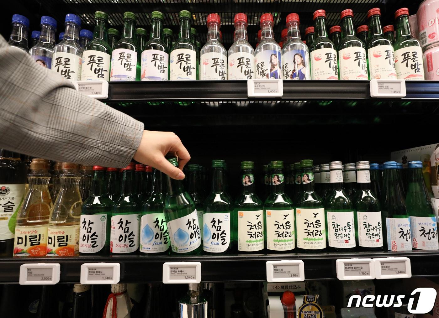 본문 이미지 - 술이 진열돼 있다 /뉴스1 ⓒ News1 허경 기자