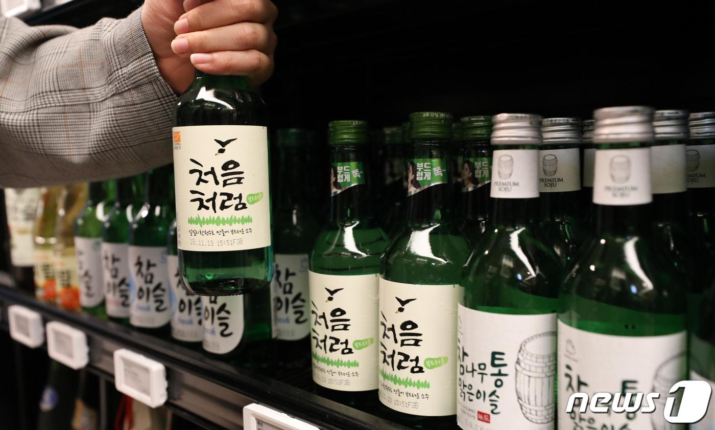 서울 중구의 한 백화점에서 고객이 소주를 고르고 있다. 2019.4.28/뉴스1 ⓒ News1 허경 기자