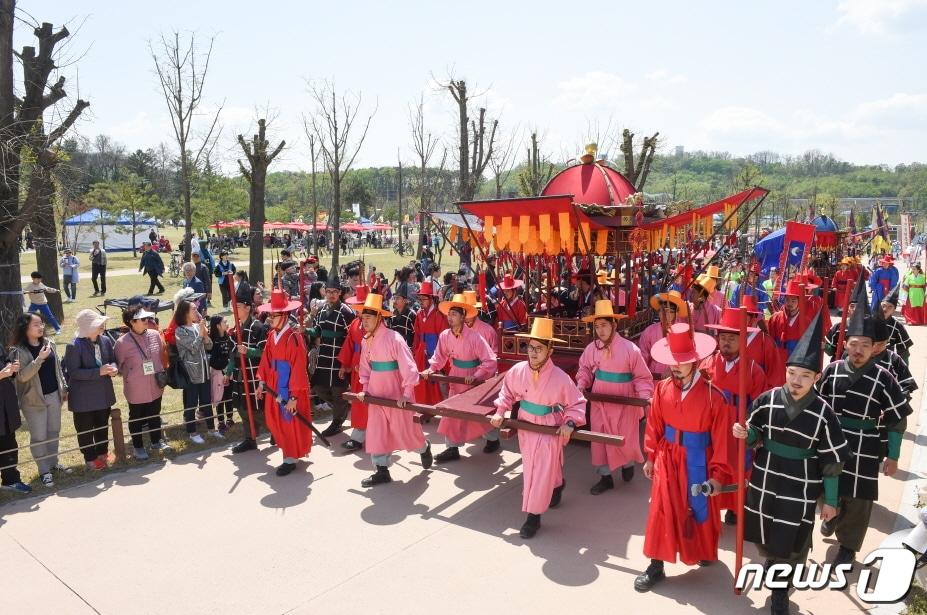 본문 이미지 - 양주 회암사지 왕실축제 '왕의 행렬' 재연 퍼레이드 ⓒ 뉴스1