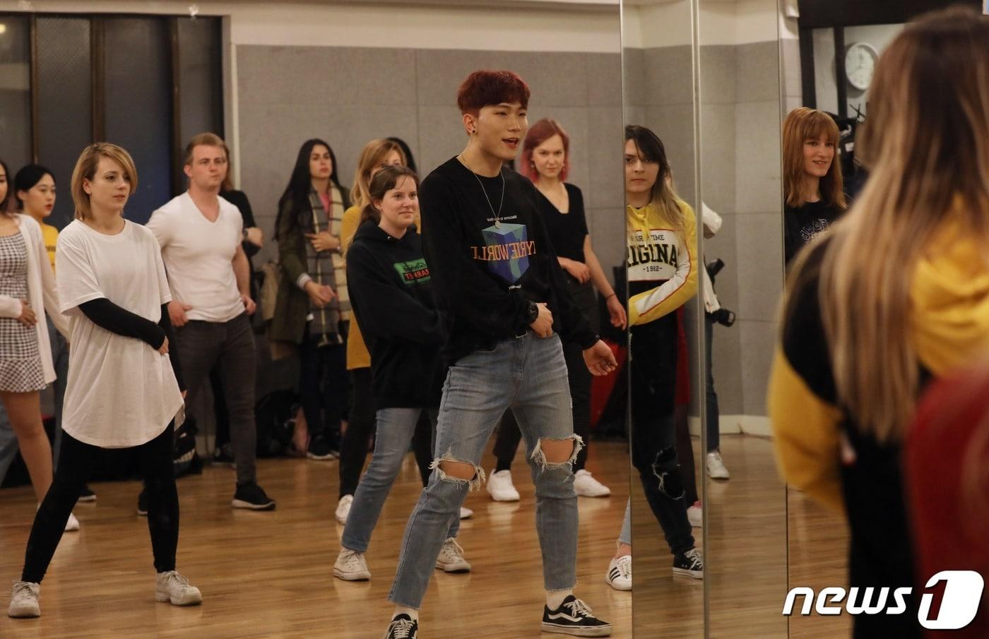 본문 이미지 - 28일 오전 광주 동구 금남로 한 댄스학원에서 독일에서 온 k-pop팬들이 방탄소년단 제이홉이 다녔던 댄스학원에서 춤을 배우고 있다.2019.4.28/뉴스1 ⓒ News1 허단비 기자
