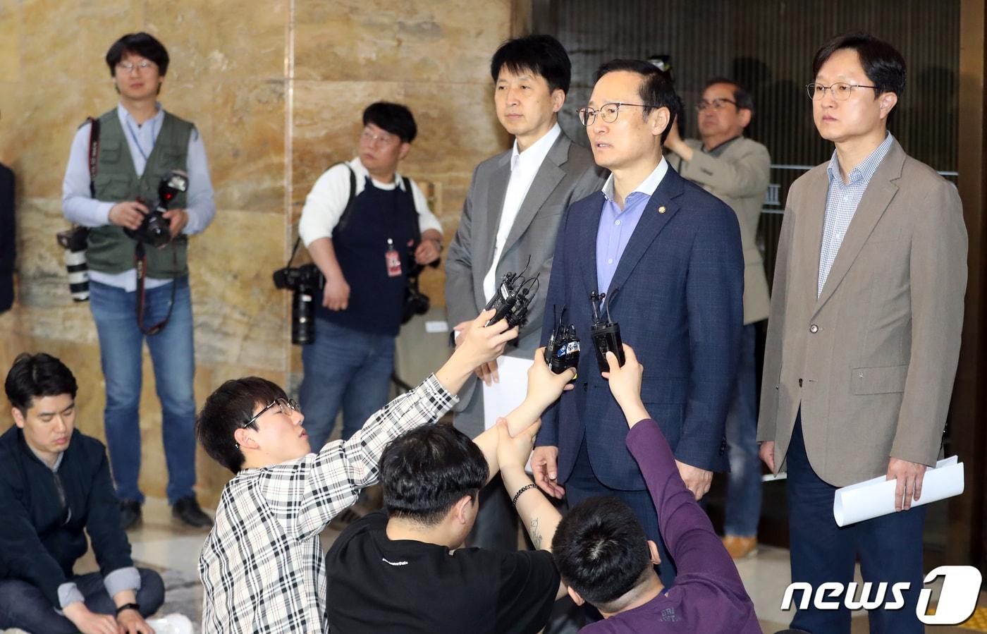본문 이미지 - 홍영표 더불어민주당 원내대표가 28일 서울 여의도 국회 예산결산특별위원회 회의장 앞에서 입장을 밝히고 있다. 홍영표 원내대표는 '조속한 시기에 사개특위·정개특위 패스트트랙 지정안건을 처리하겠다'고 말했다. 2019.4.28/뉴스1 ⓒ News1 이종덕 기자