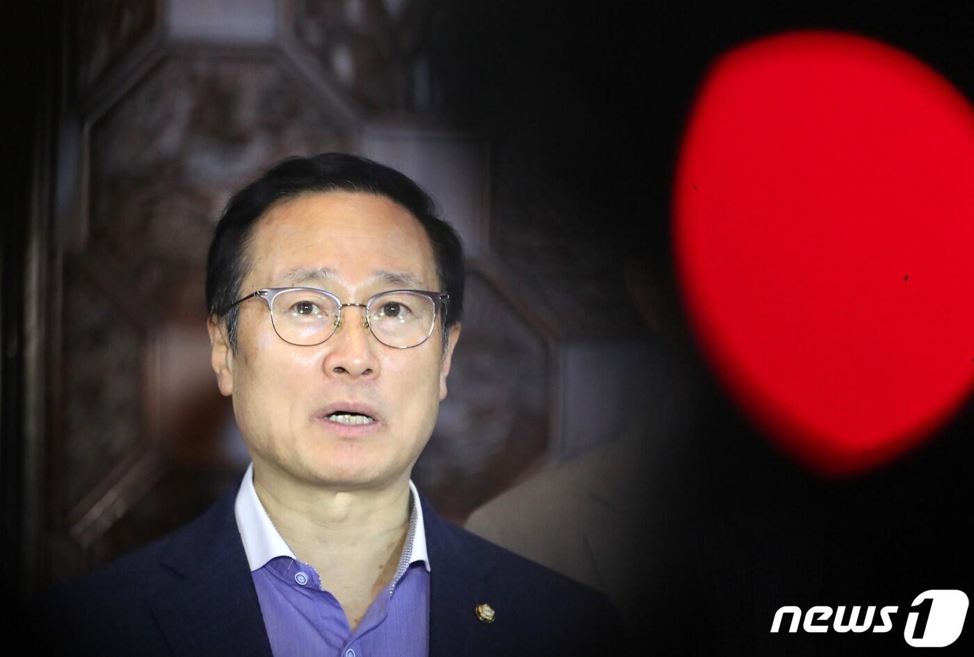 본문 이미지 - 홍영표 더불어민주당 원내대표가 28일 서울 여의도 국회 예산결산특별위원회 회의장 앞에서 입장을 밝히고 있다. 홍영표 원내대표는 '조속한 시기에 사개특위·정개특위 패스트트랙 지정안건을 처리하겠다'고 말했다. 2019.4.28/뉴스1 ⓒ News1 이종덕 기자