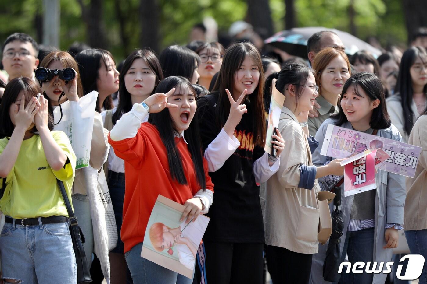 본문 이미지 - 지난 4월 열린 2019광주FINA세계수영선수권대회 성공기원 슈퍼콘서트에서 입장을 대기하고 있는 관객들의 모습. 이 공연에서는 미국 빌보드앨범차트에서 1위를 차지한 방탄소년단과 트와이스 등의 스타들이 출연했다.ⓒ News1 황희규 기자