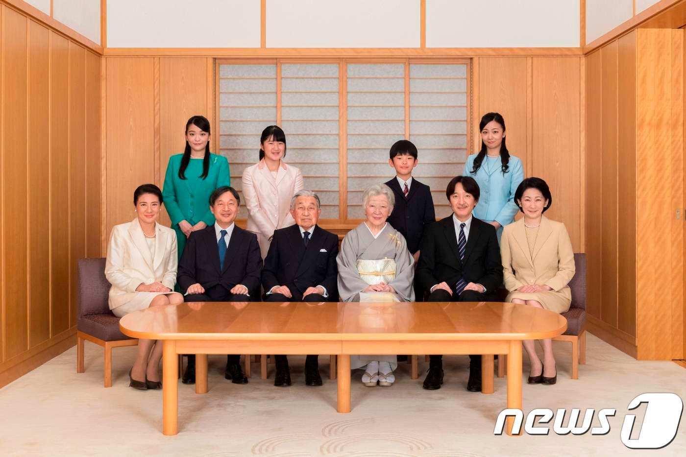 본문 이미지 - 일본 왕실 사진. 정중앙이 30일 퇴위하는 아키히토(明仁) 일왕 부부. ⓒ AFP=뉴스1