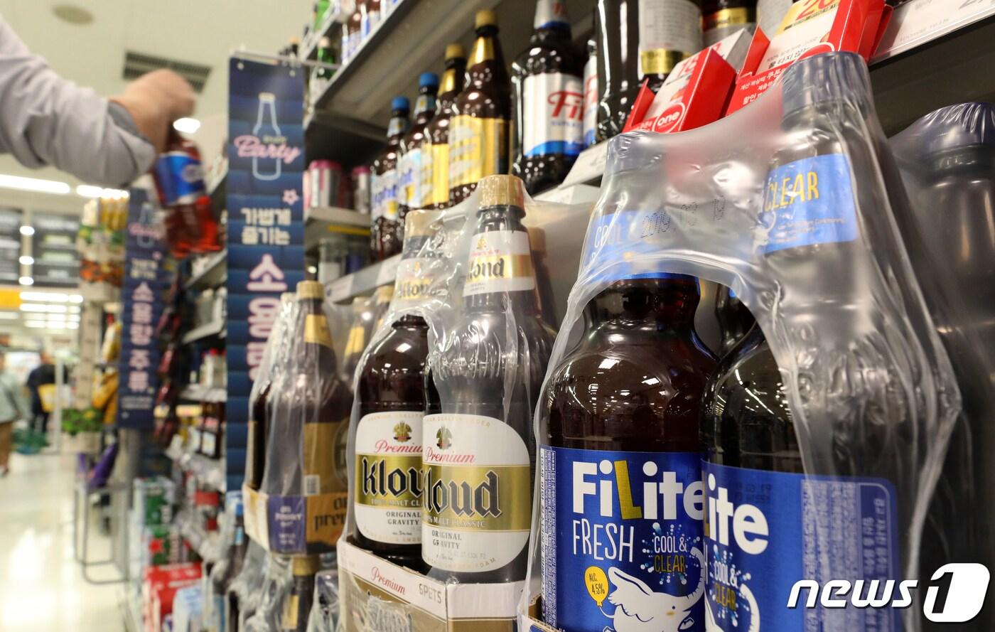 본문 이미지 - 정부가 2020년 완전 퇴출을 예고한 갈색 페트병. 2019.4.29/뉴스1