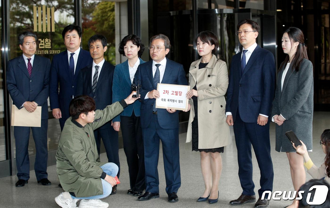 본문 이미지 - 송기헌 더불어민주당 법률위원장과 이재정 대변인(왼쪽 5,6번째)이 29일 오후 서울 서초동 중앙지방검찰청에서 나경원 자유한국당 원내대표와 의원 및 보좌진을 고발하기 전 취재진의 질의에 답하고 있다. 2019.4.29/뉴스1 ⓒ News1 안은나 기자