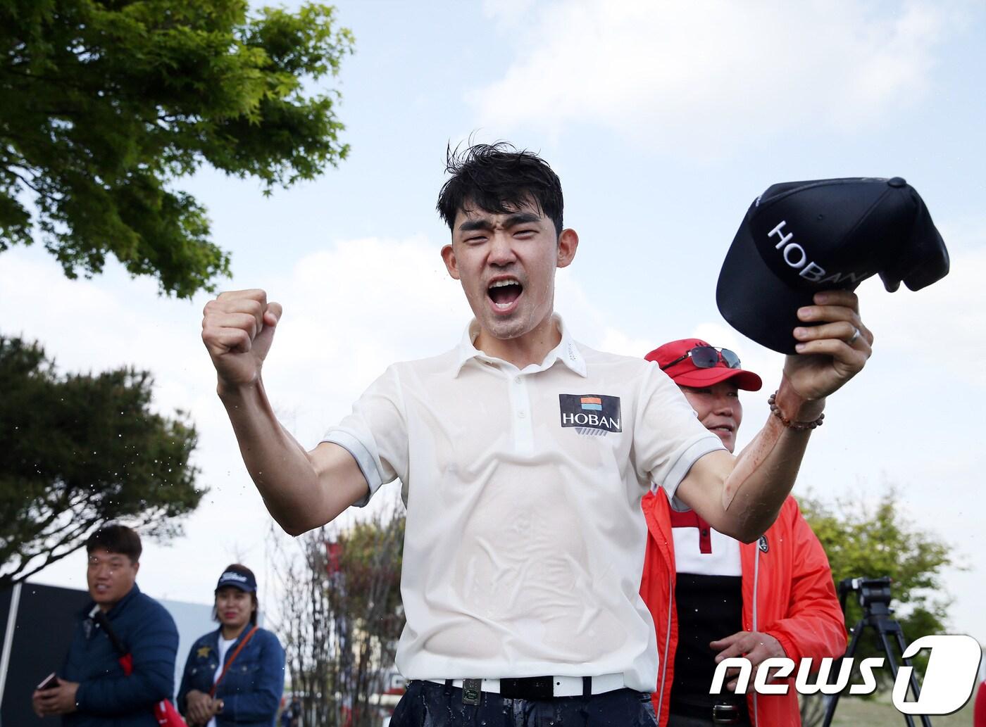 본문 이미지 - 김비오가 28일 한국프로골프(KPGA)투어 NS홈쇼핑 군산CC 전북오픈에서 우승했다(KPGA제공). ⓒ 뉴스1
