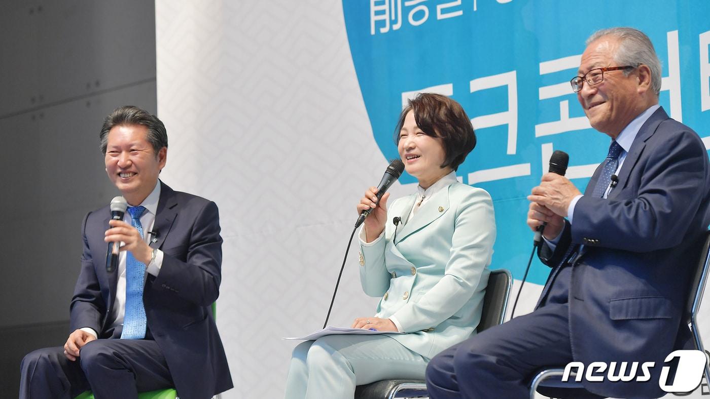 29일 오후 서울 광진구 능동로 건국대학교 새천년관 우곡국제회의장에서 판문점선언 1주년을 맞아 &#39;평화의 주체는 신세대다&#39;를 주제로 열린 토크콘서트에서 추미애 더불어민주당 의원&#40;가운데&#41;과 정세현 전 통일부장관&#40;오른쪽&#41;이 정청래 의원의 사회로 대학생들과 토론하고 있다. &#40;건국대학교 제공&#41; 2019.4.29/뉴스1