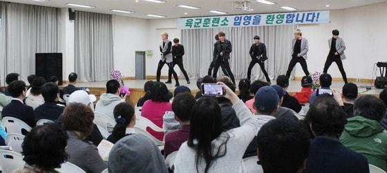 본문 이미지 - 2019년도  제2회  육군훈련소 입영문화제가 29일 충남 논산시 육군훈련소 입영심사대에서 열렸다. 이날 행사에 서  비보이, K-POP 공연이 펼쳐져 입영자와 가족들로부터 큰 호응을 받있다.(대전충남지방병무청 제공) /ⓒ News1 주기철 기자