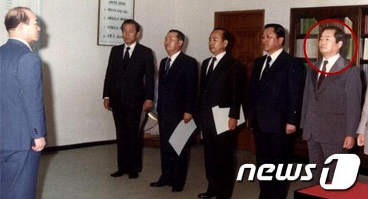 본문 이미지 - 1980년 4월 전두환 보안사령관 겸 중앙정보부장 서리로부터 임명장을 받는 중앙정보부 간부들.오른쪽부터 이종찬 총무국장, 김만기 감찰실장, 김성진 기획조정실장, 김영선 2차장, 서정화 1차장.(사단법인 운암김성숙선생 기념사업회 제공) 2019.4.29/뉴스1 ⓒ News1